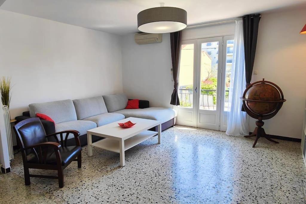 A 200 M De La Villa