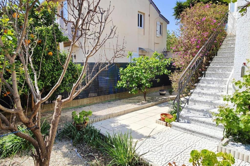 A 200 M De La Villa *